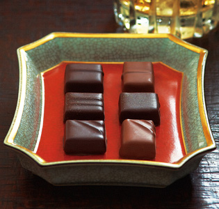 Luxurious Japanese Sweet of Whiskey Flavor Chocolate